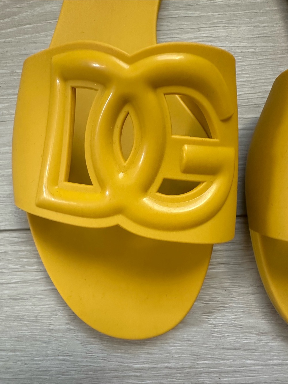 Dolce & Gabbana Cut-Out DG Rubber Sandals - Picture 4 of 15